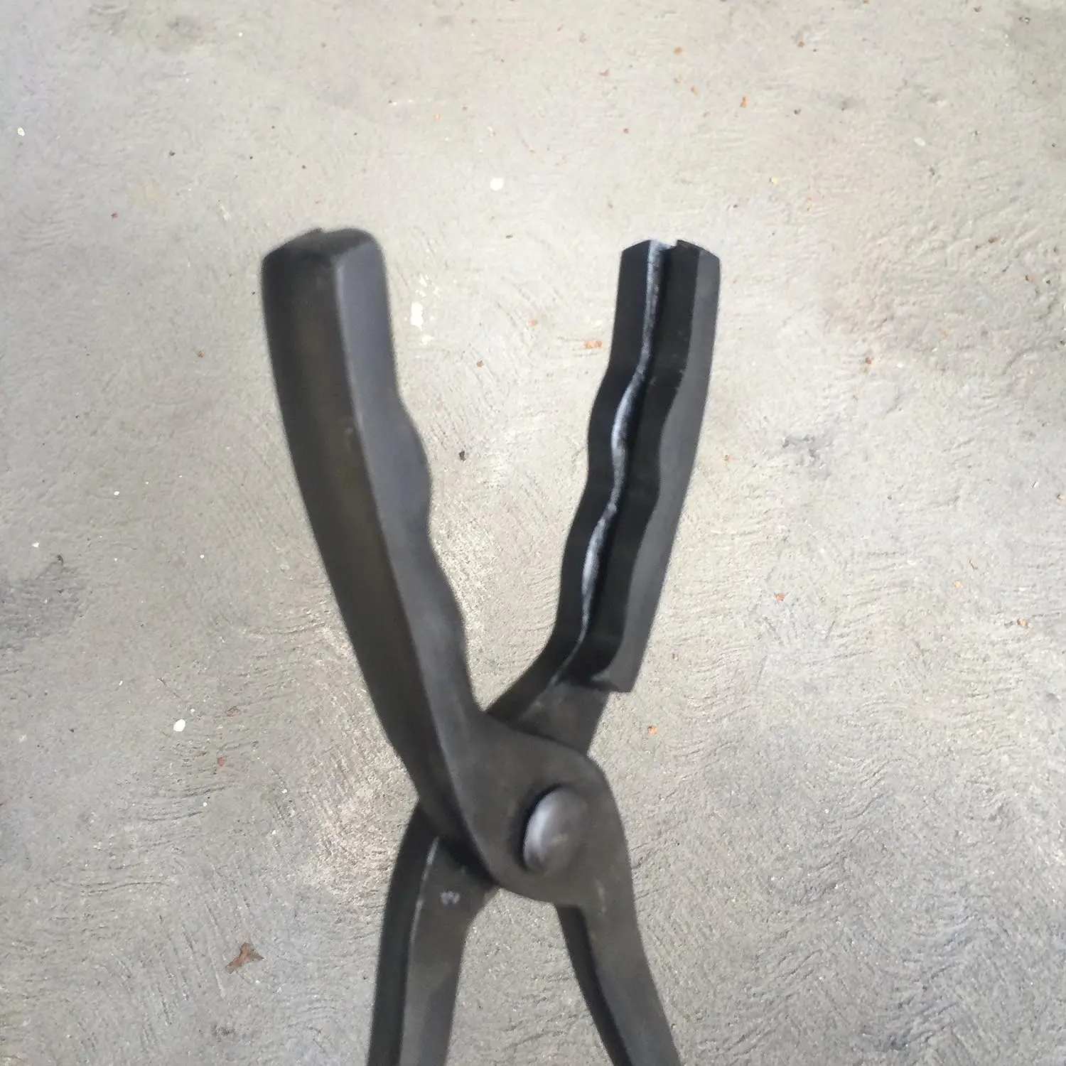 https://ae01.alicdn.com/kf/S5f41ab31300f431fb7b0b299a31f6e72I/Jaw-Large-Tongs-u2013-450mm-18in.jpg