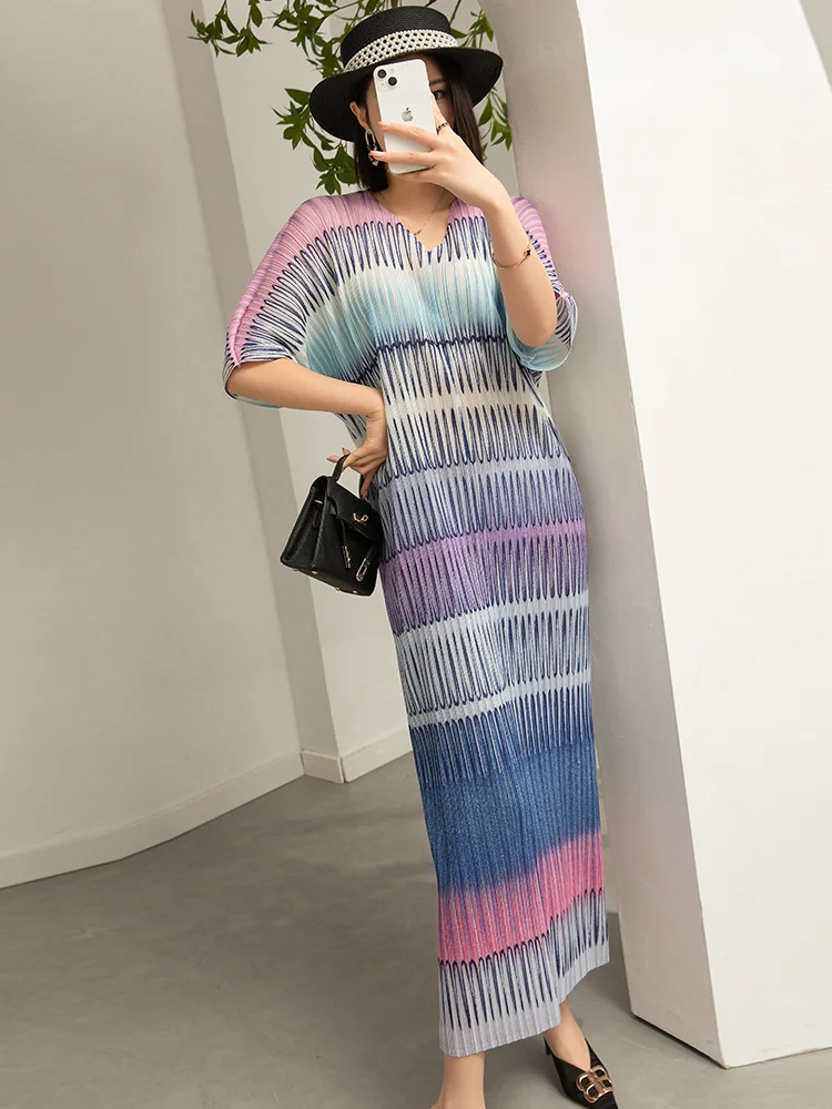 

MIYAKE Style Spring/Summer New Retro Print Bat Sleeves V-Neck Pleated Middle Sleeve Temperament Large Size Long Dress [20230466]