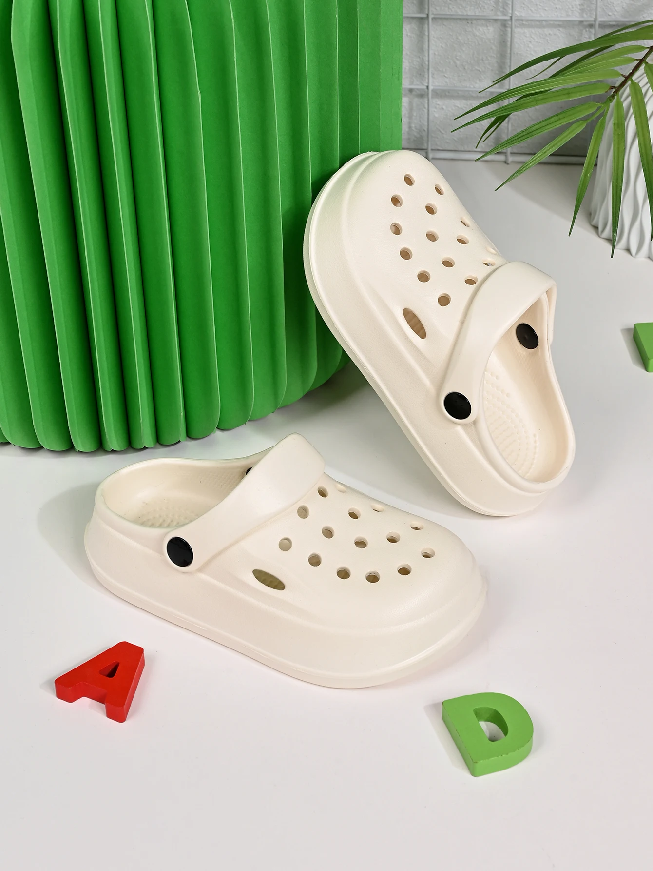 Neue Kinder-Sommerpantoffeln Gartenschuhe EVA Rutschfeste Weiche Sohle Einfarbige Atmungsaktive Haus-Innenpantoffeln – Detail 9