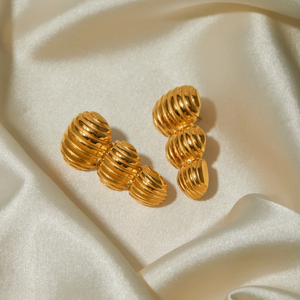

Personalized trendy earrings and high-end accessories