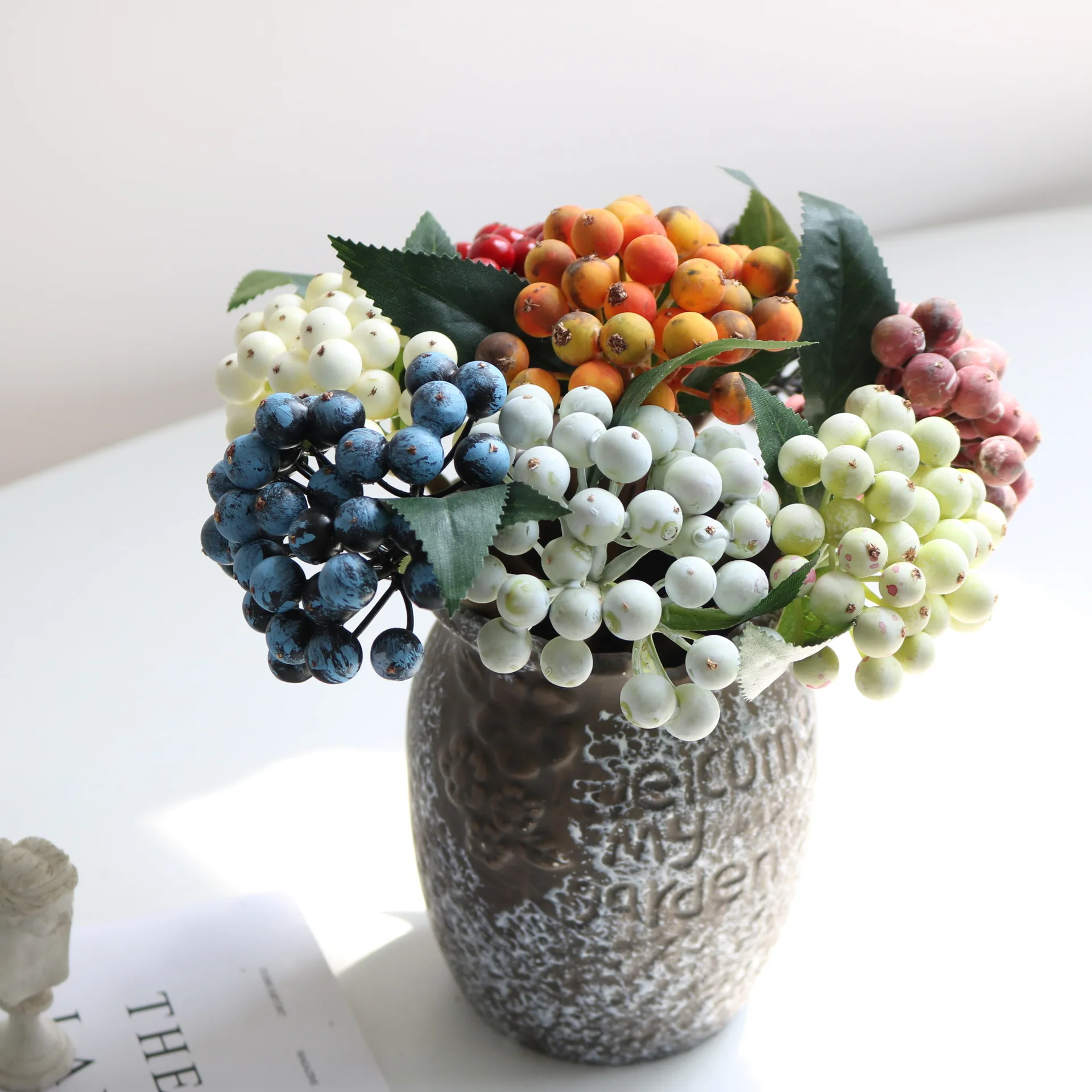 Bouquet da Sposa con Rose Persiane e Bacche Natalizie, Composizione Floreale Artificiale per Matrimoni, Accessori Decorativi per Casa e Stanza - Image 5