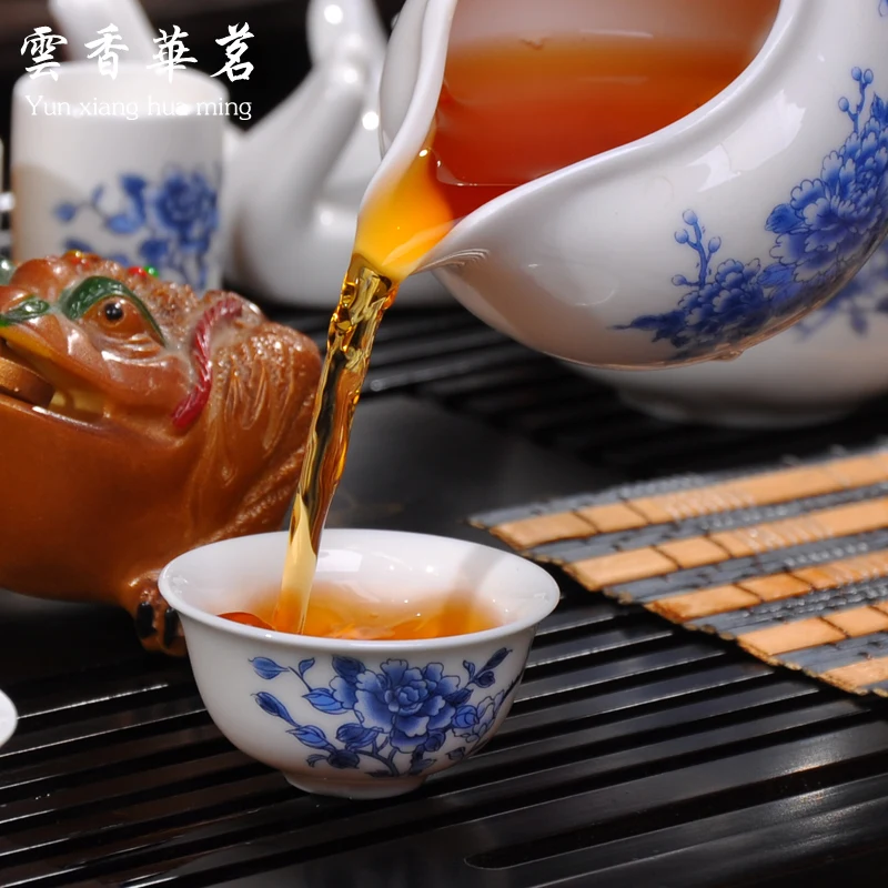 Kung fu tea set the whole kettle set of blue and white porcelain ceramic teapot solid wood tea tray ceremony tea cup tea ceremony tools tea set