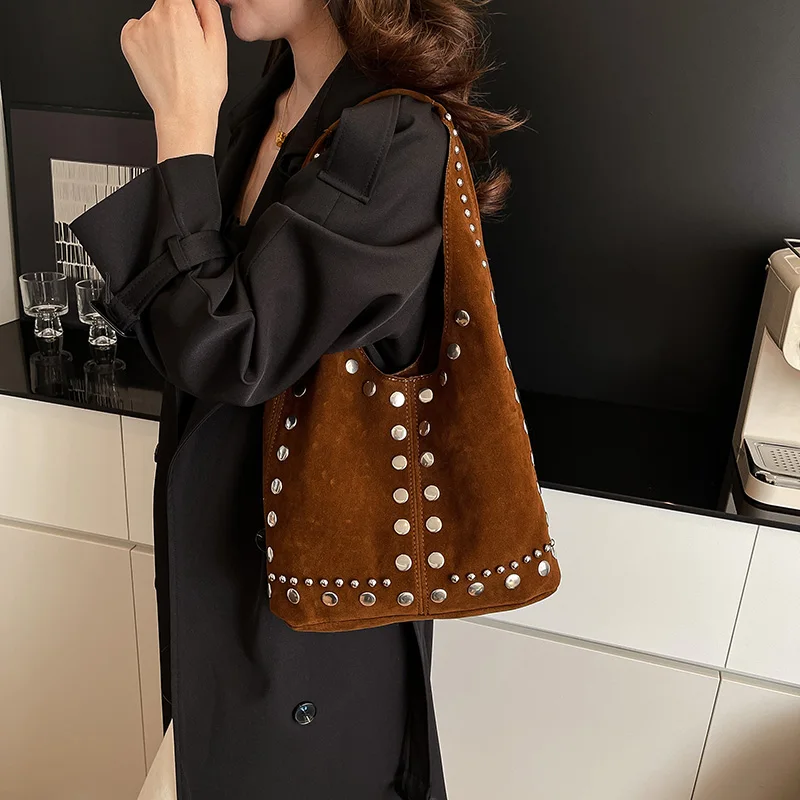 Große kurze Griff PU-Leder einfarbige Tragetaschen für Frauen 2026 Y2K Damen Umhängetasche weibliche Retro-Handtasche Designer Nietentasche – Detail 26