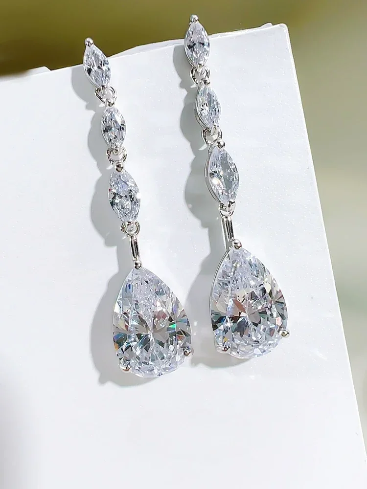 

Fashion Niche White Diamond 925 Sterling Silver Droplet Pear Shaped Earrings Set with High Carbon Diamond Engagement Jewelry