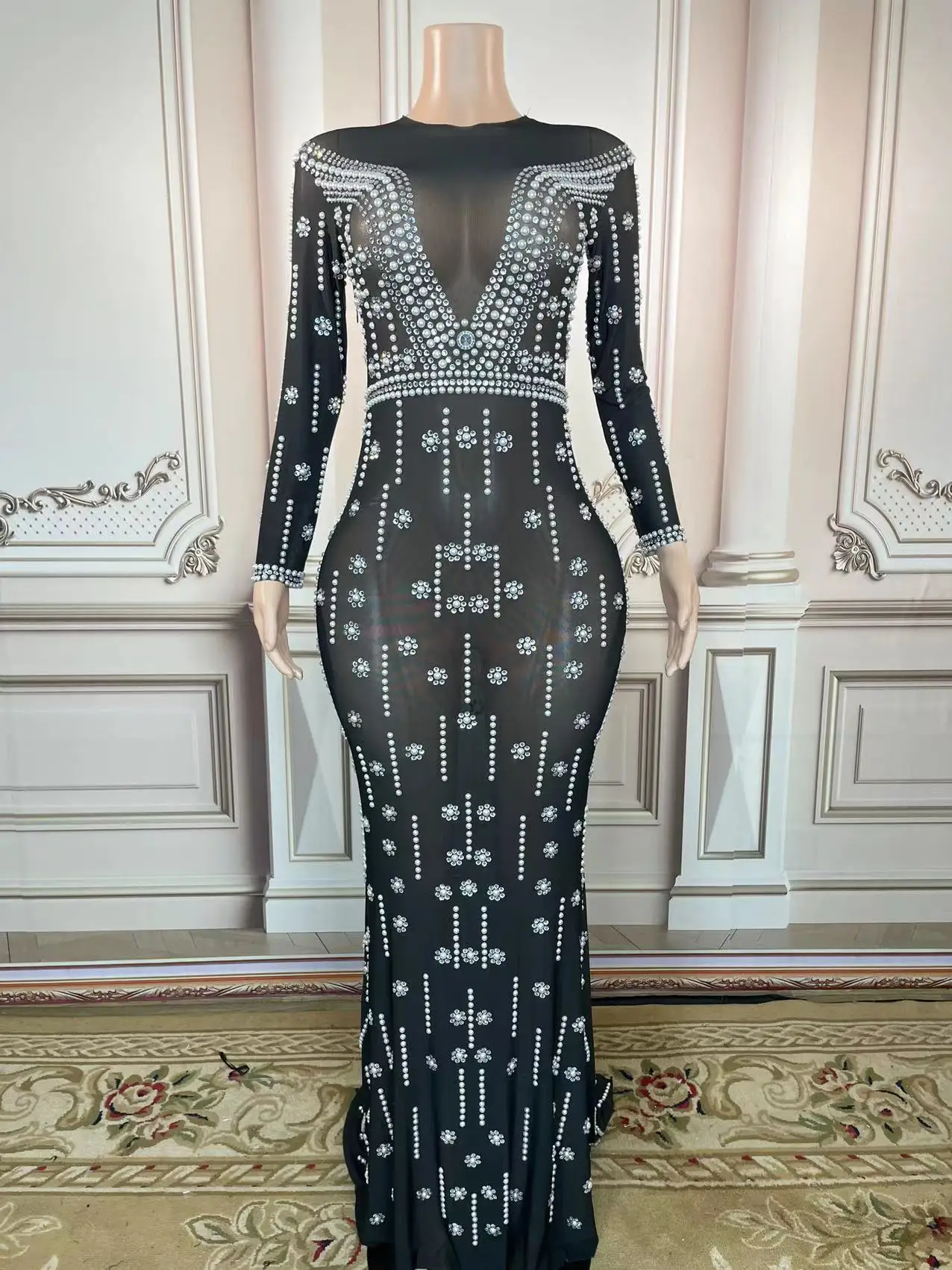 

Женское платье с длинным рукавом и круглым вырезом