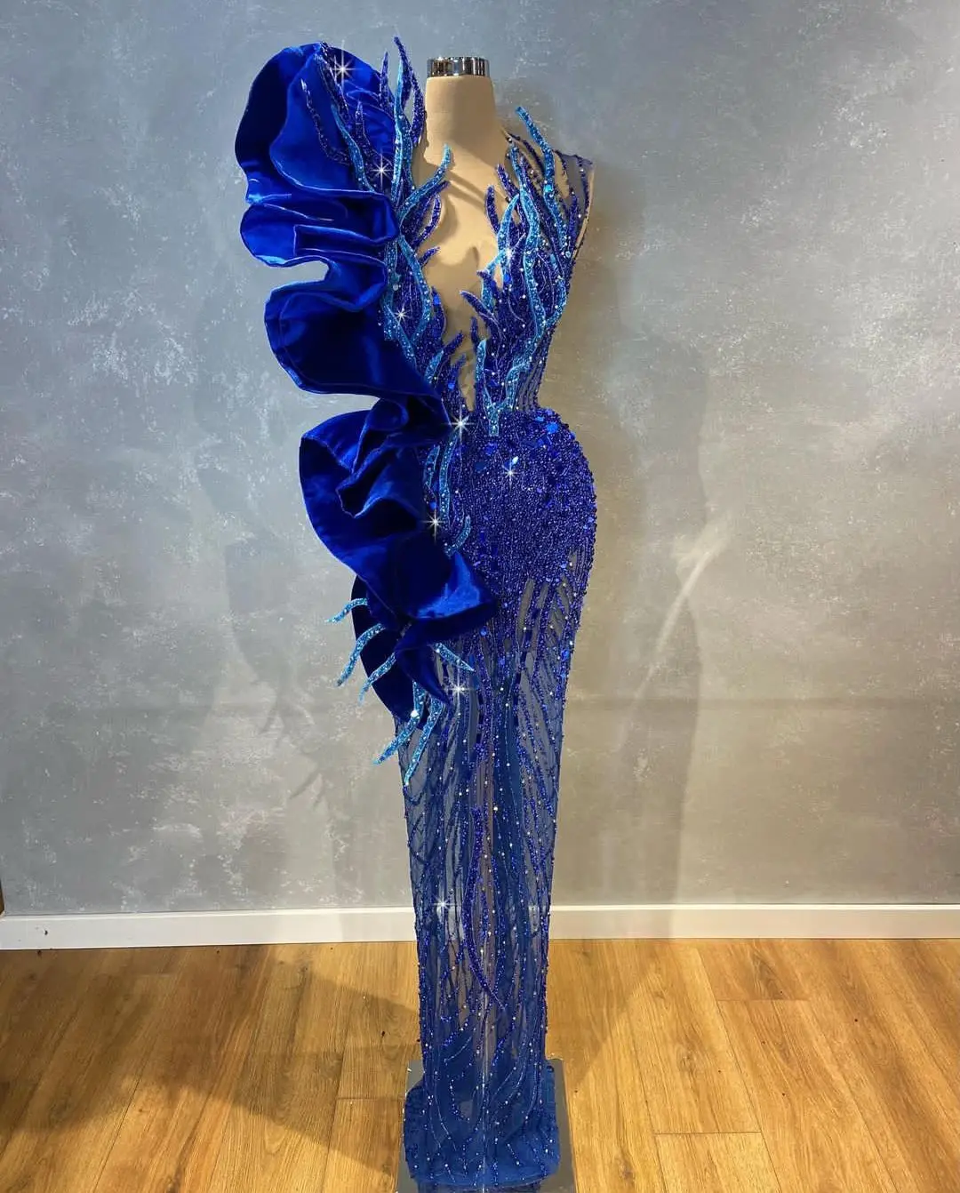 

Dark Blue Evening Dresses V Neck Sleeveless Shiny Sequins 3D Lace Velvet Appliques BeadHollow Celebrity Prom Dresses Custom Made