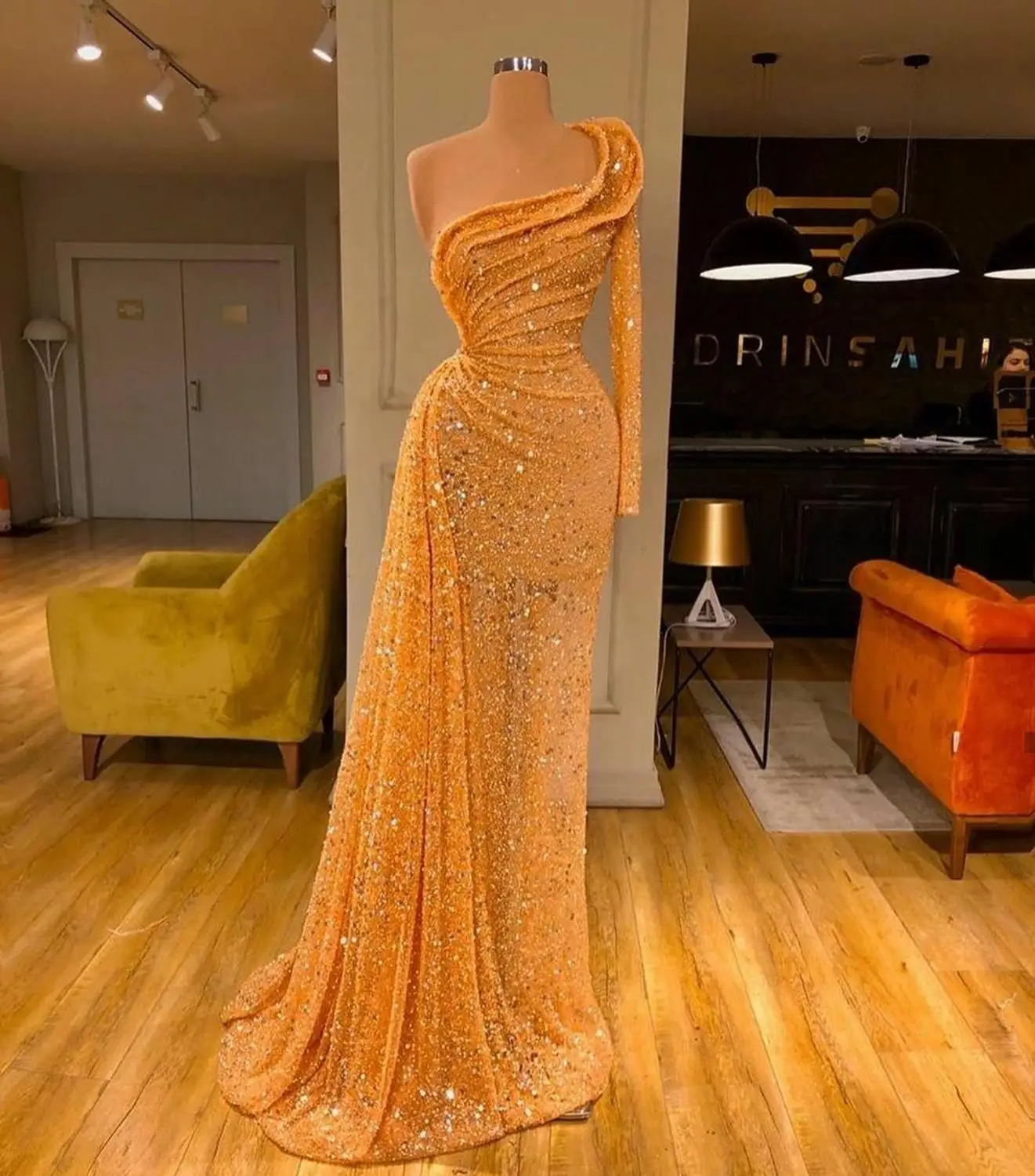 

Платье на одно плечо с блестками и разрезом сбоку