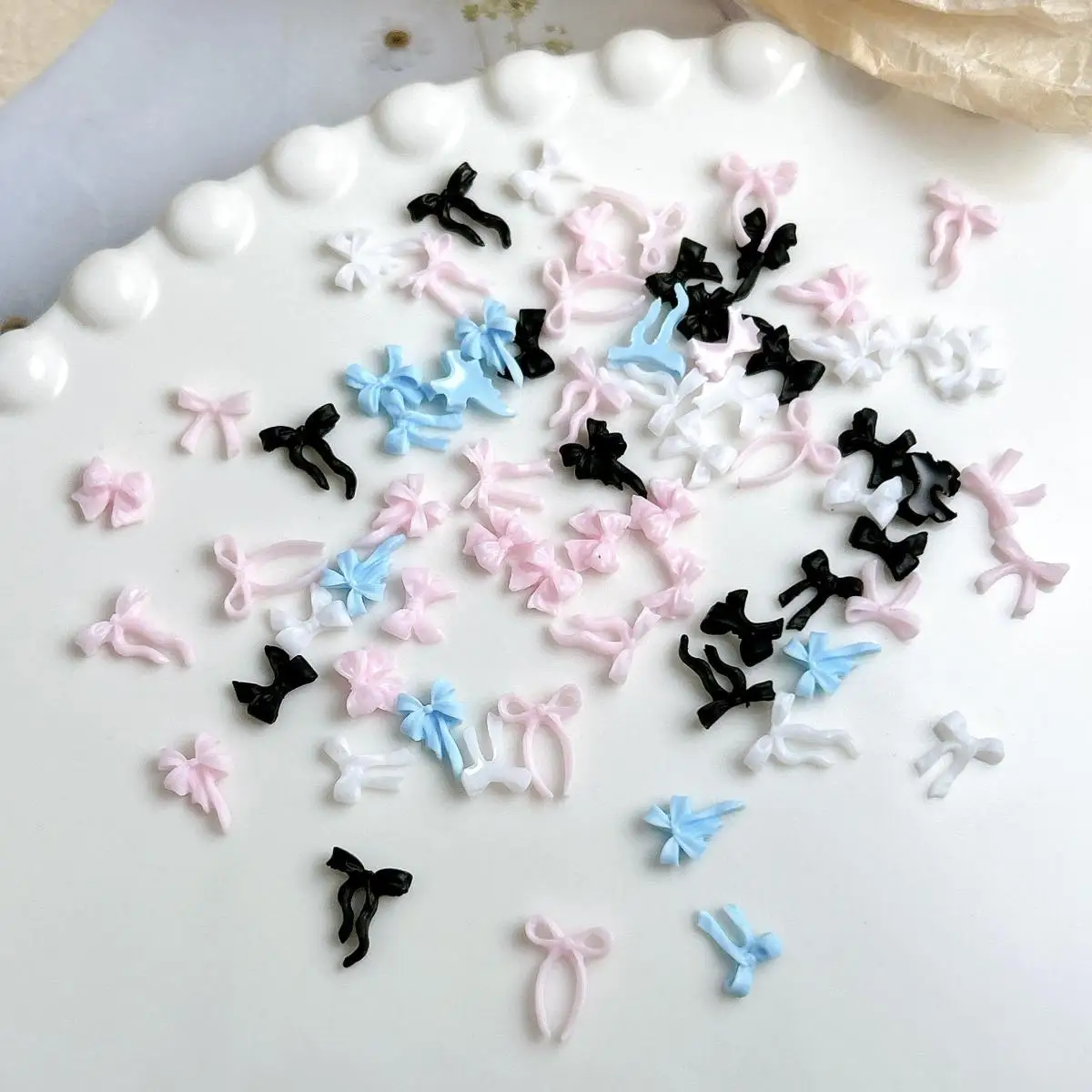 50PCS 여러 스타일 라인 리본 활 수지 네일 매력 캔디 컬러 달콤한 넥타이 Bowknots DIY 요정 손톱에 대 한 네일 아트 장식