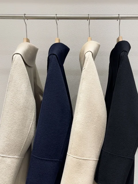 니트 칼라가 장식된 따뜻하고 스타일리시한 양피 오버코트