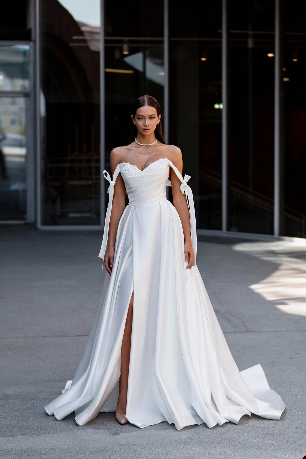 

Elegant A-line Wedding Dress for Women Satin Sweetheart Applicants High Split Backless Court Gown Custom Made Robe De Mariée