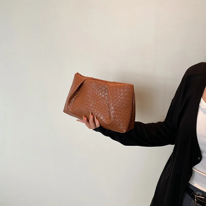 High End Retro Fashion Embossed Woven Handbag, Lightweight and Large Capacity, Suitable for Dates, Weddings, and Banquets