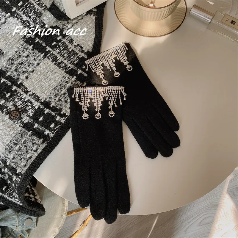 

1Pair Winter Light luxury tassel rhinestones Gloves Five Finger Touch Screen Outdoor Riding Mittens Wool Plush Gloves Female