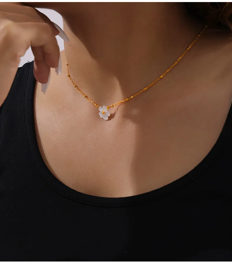 Weiße Muschel-Blumen-förmige Anhänger-Halskette für Damen, Edelstahl, vergoldete Kette, elegante Halskette, Sommerschmuck, Geschenk – Detail 5