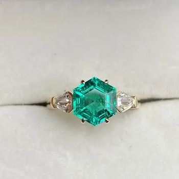 Ruihe New 18k Yellow Gold about 2.25ct Lab Grown Emerald Ring with Lab Grown Diamond Personalized Rings for Women Jewelry Gift