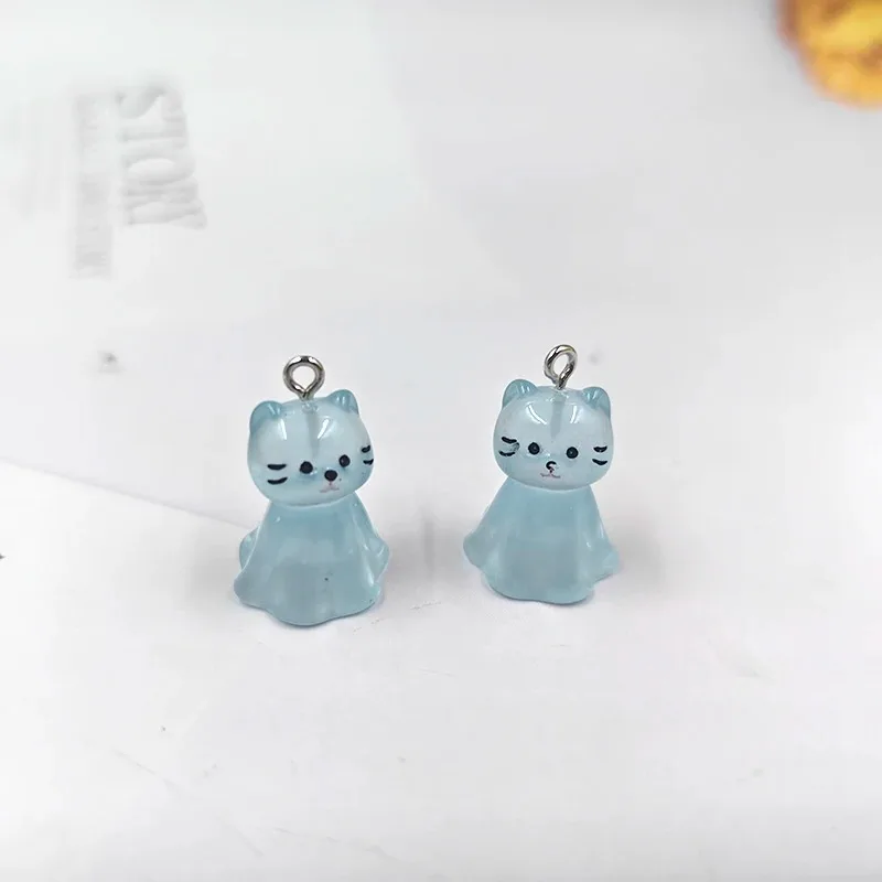 10pcs 귀여운 빛나는 투명 고양이 매력 사랑스러운 수지 다채로운 동물 펜던트 귀걸이 키 체인 DIY 쥬얼리 만들기