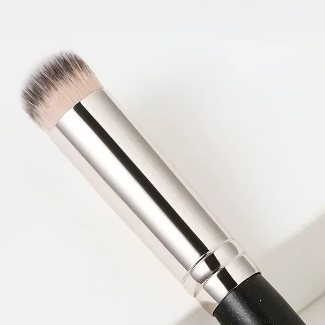 Flawless Concealer Brush 2