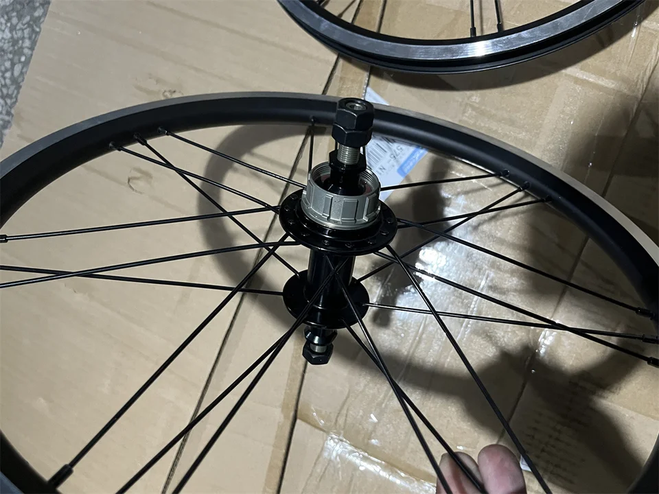 自転車 フロントホイール ブロンプトン 16×1-3/8 自転車 フロントホイール ブロンプトン 16×1-3/8