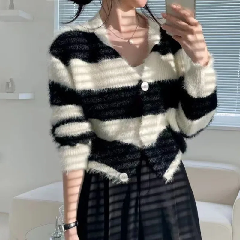 시크한 가을 겨울 부드럽고 아늑한 와이드 스트라이프 숏 스웨터 코트 디자인 감각 니치 오픈 가디건 탑 (젊은 여성용)