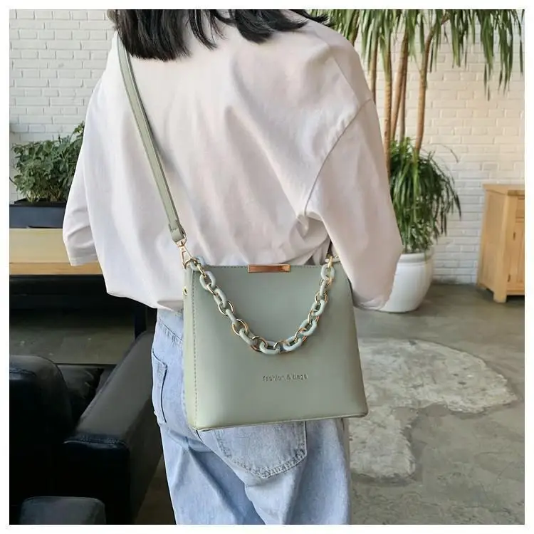 Borsa a secchiello bianca per il tempo libero da donna 2023 Borsa a tracolla piccola quadrata versatile con catena di nuova moda_voghion.com