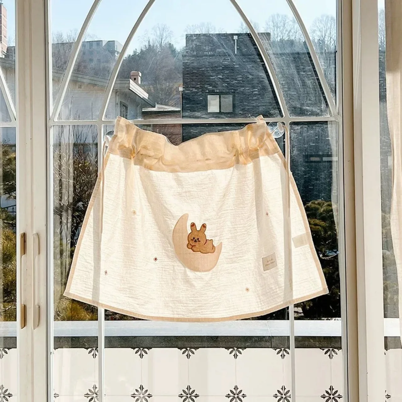 Korean Teddy Bear Embroidered Car Sunshade with Retractable Baby Shading Curtain, Suction Cup Pleated Sunshade Curtain