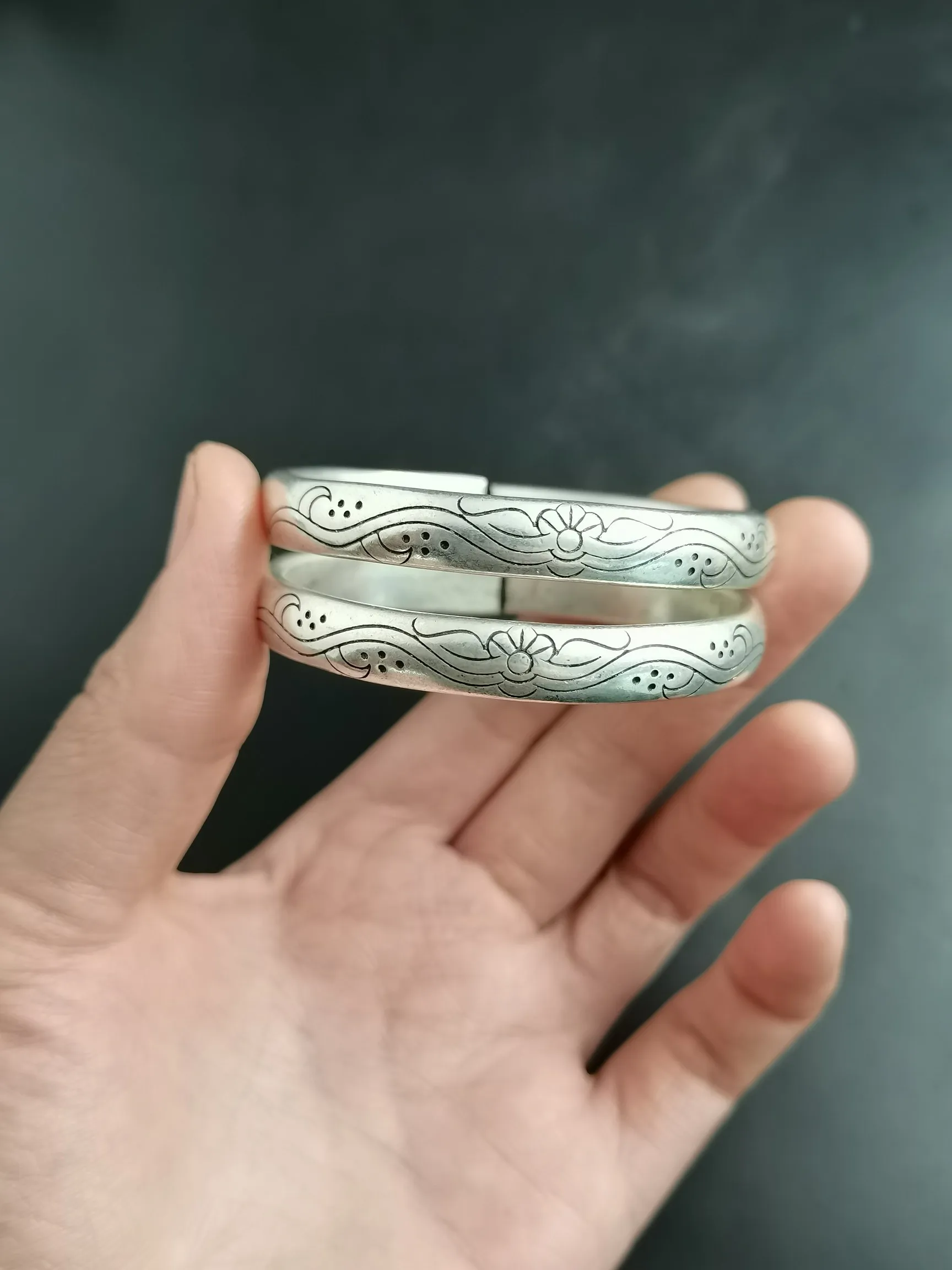 

1 Pair China Elaborate Tibetan Silver Lucky “Auspicious”Bracelet Metal Handicraft Decoration Home Decoration#12