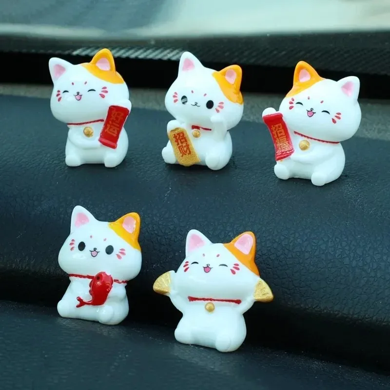 Lucky Cat Car Ornament Resin Crafts Dashboard Decor for Auto Interior Office Desk Home Decoration Cute Decoration DIY Gift
