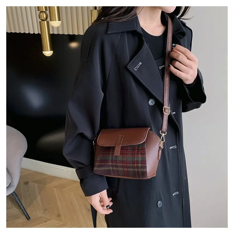 

Retro Crossbody Bag Female Winter New Niche Design Trend Fashion Shoulder Bag Simple Fashion Female Messenger Shoulder Bag