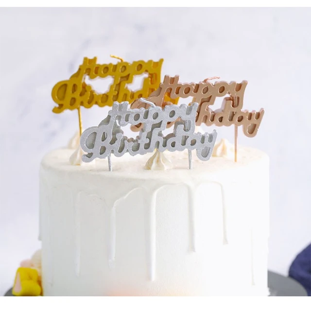 Bougies de gâteau avec lettres de joyeux anniversaire, jolies