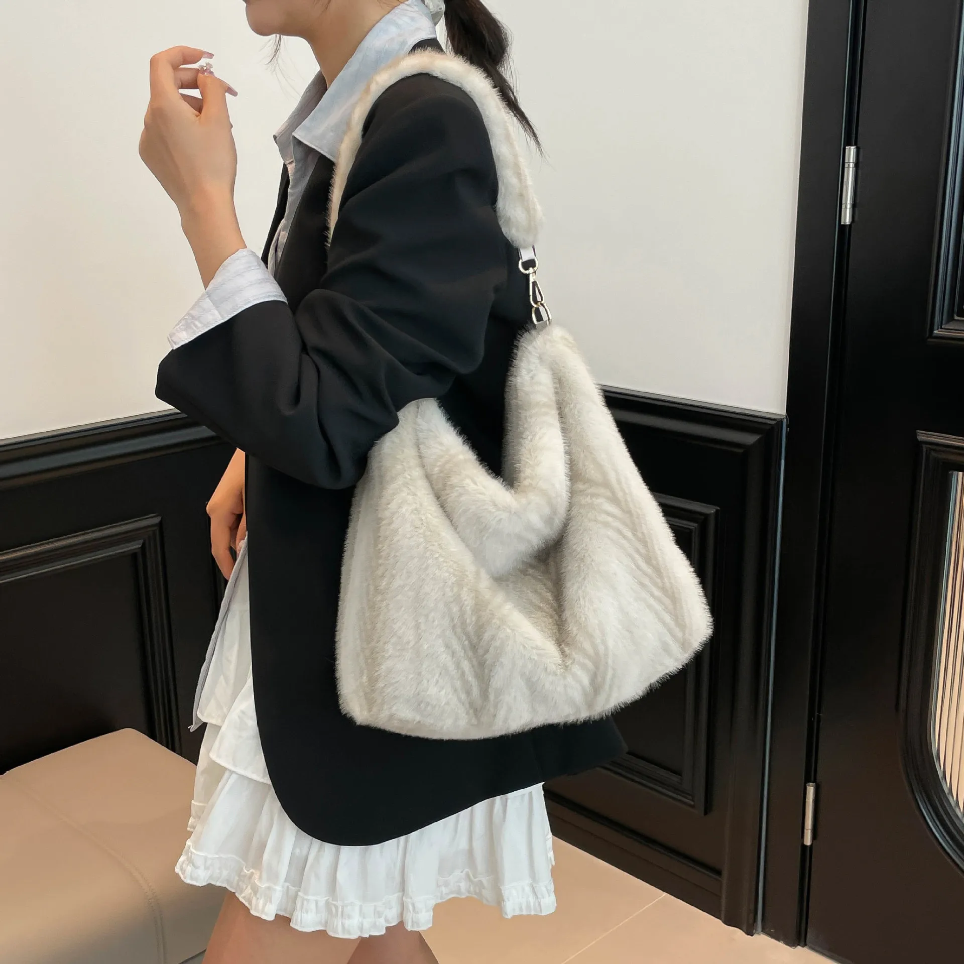 Autumn/Winter faux mink fur women's bag, commuter-friendly large-capacity tote bag, versatile handheld single-shoulder bags