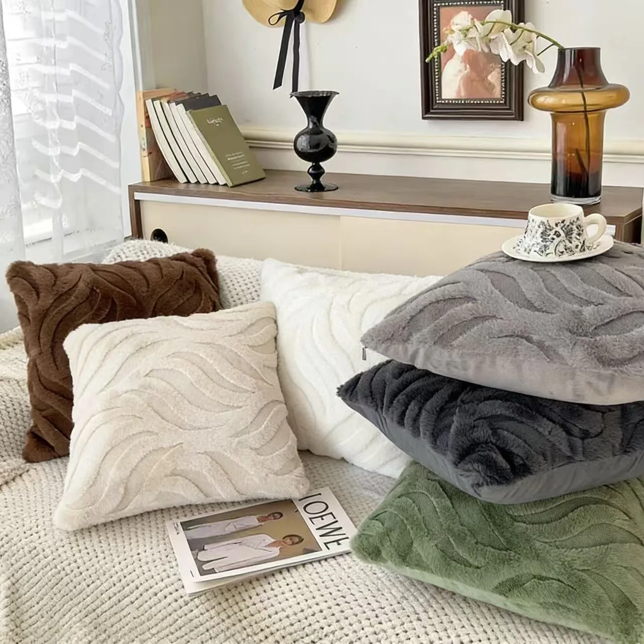 2개의 편안하고 부드러운 플러시 장 쿠션 커버. 가정 장식과 같은 다양한 상황에 적합합니다.