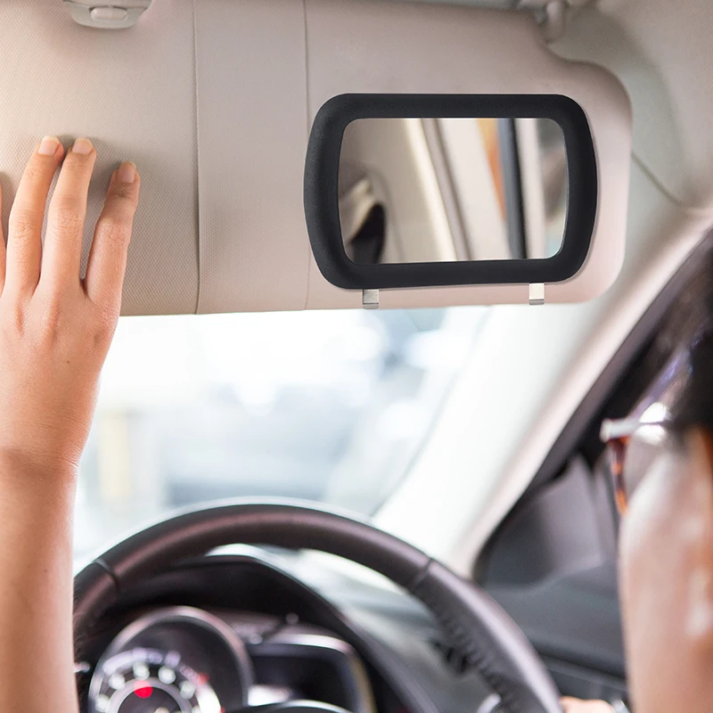 Rétroviseur intérieur de la voiture avec miroir de fille Photo Stock - Alamy