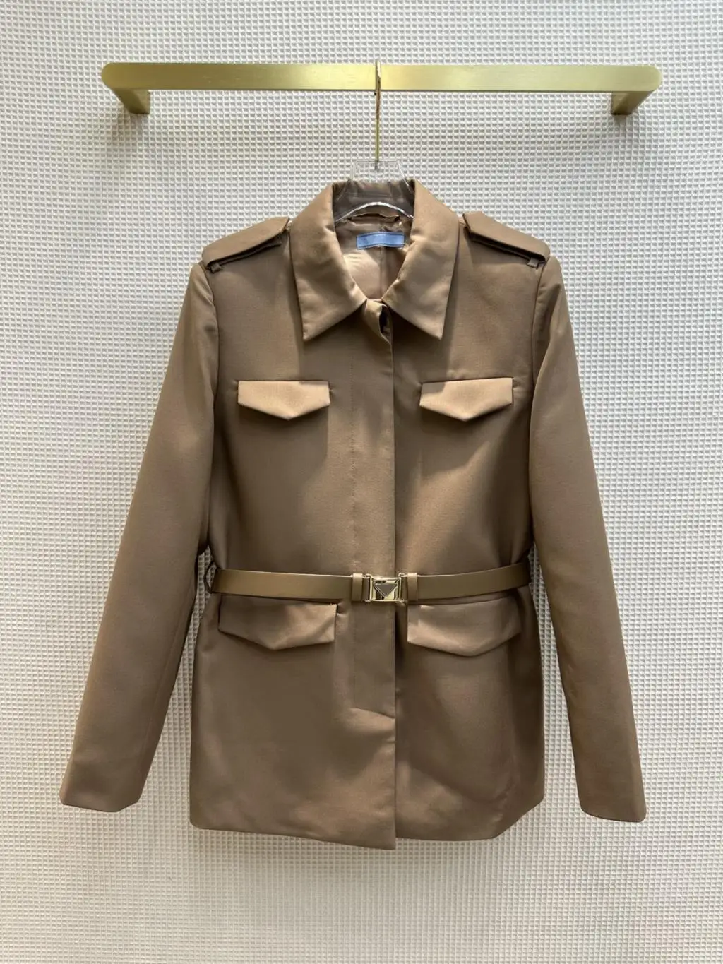 

2024Autumn and winter new, handsome workwear style coat. Shoulder buckles adorn chest pockets. Fitted with a metal buckle belt
