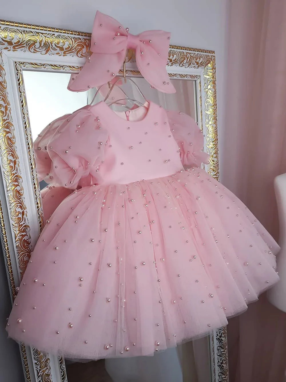 

Cute Puffy Pink Ball Gown Girl Pageant Dress Pearls Tulle Flower Girl Dresses Satin Bow First Communion Dress New Year