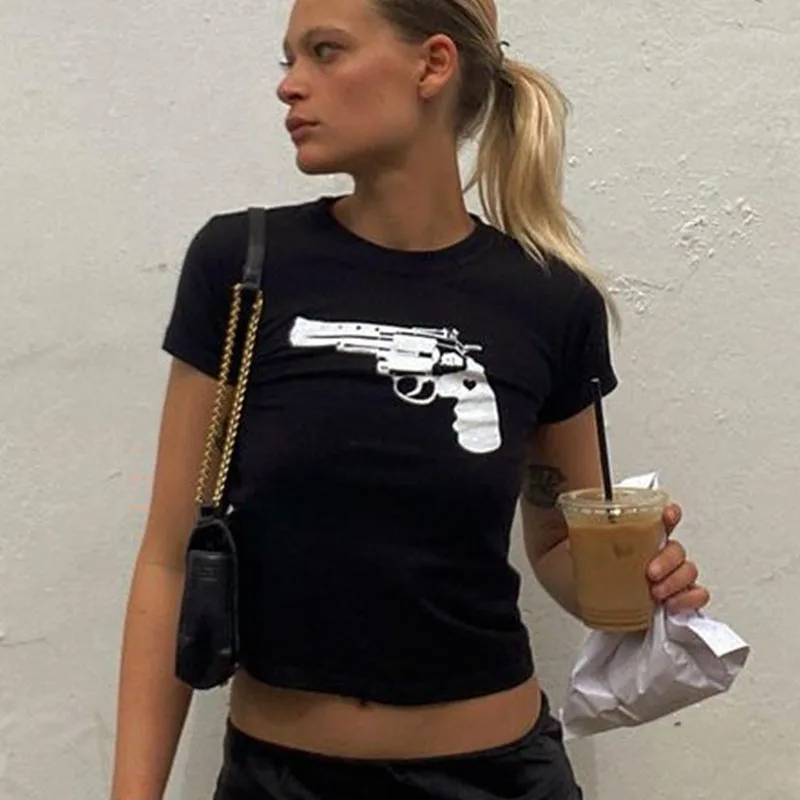 Camiseta corta con estampado divertido de pistola para mujer, estilo callejero europeo y americano, estilo Y2K, estilo casual, entallada y a la moda.