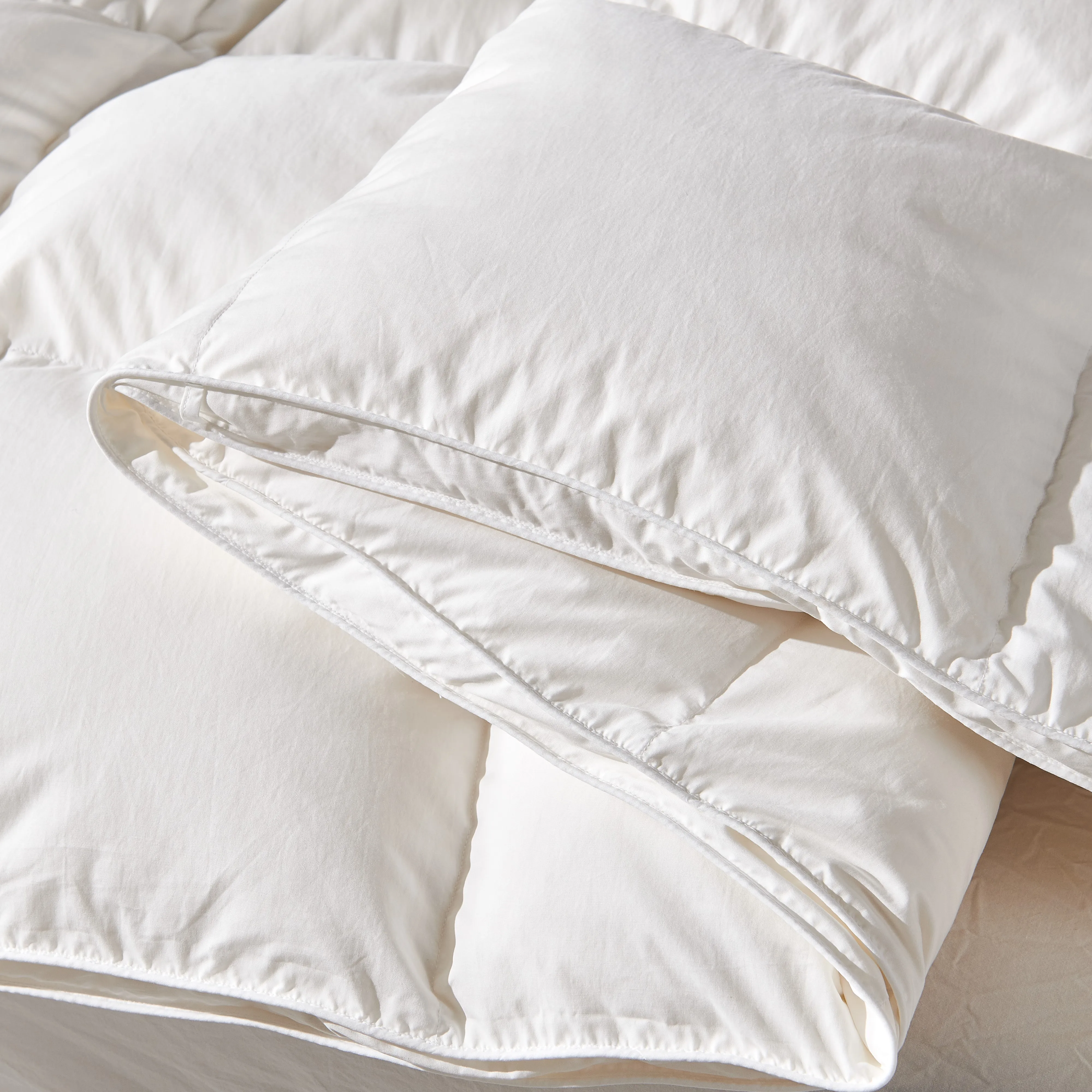 Grandmother Stories White Lightweight & Breathable Quilt With Edge-wrapping Strips