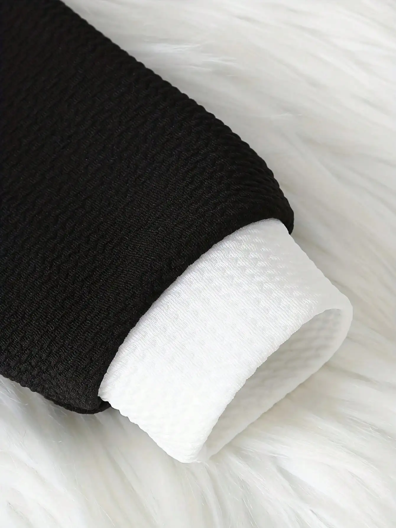 Elegantes zweiteiliges Set aus Strickjacke und Rock mit kontrastierendem Rundhalsausschnitt im trendigen Stil, geeignet für Partys und Freizeitkleidung. – Detail 8