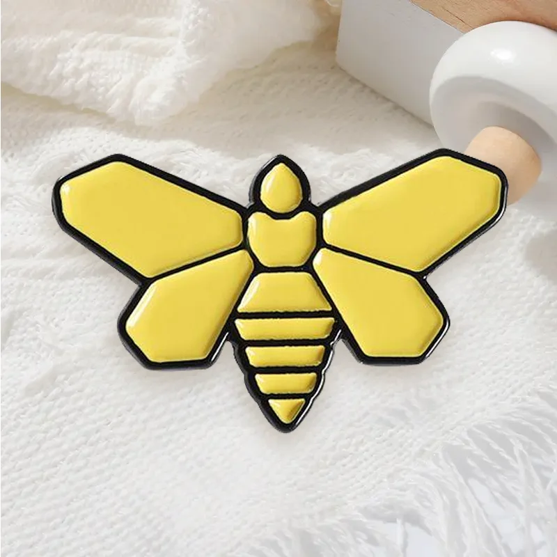 

Cartoon creative brooch cute little bee brooch best gift for friends and family