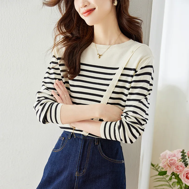 

Striped round neck long-sleeved sweater women's autumn 2023 autumn new design sense of foreign style bottoming shirt top.