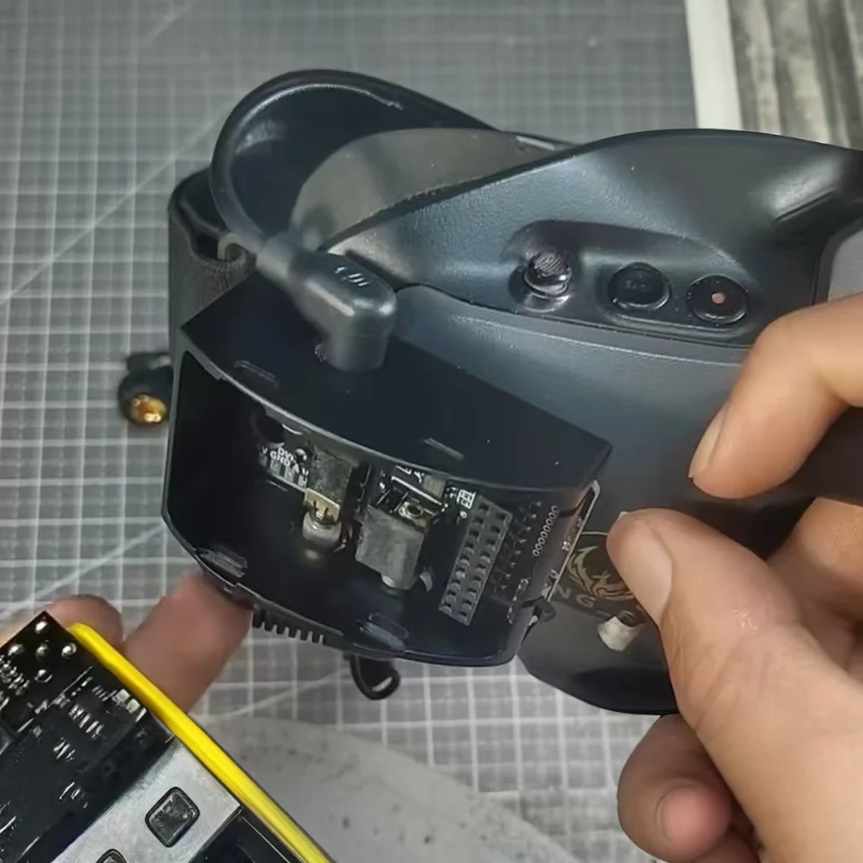 Vue de face du module RX 1.2G/1.3G/5.8G pour DJI FPV Lunettes V3.0 PLUS avec connecteurs