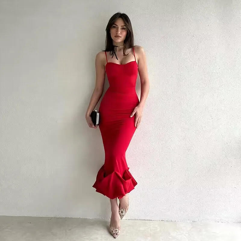 فستان أبيض بتصميم أنثوي راقٍ