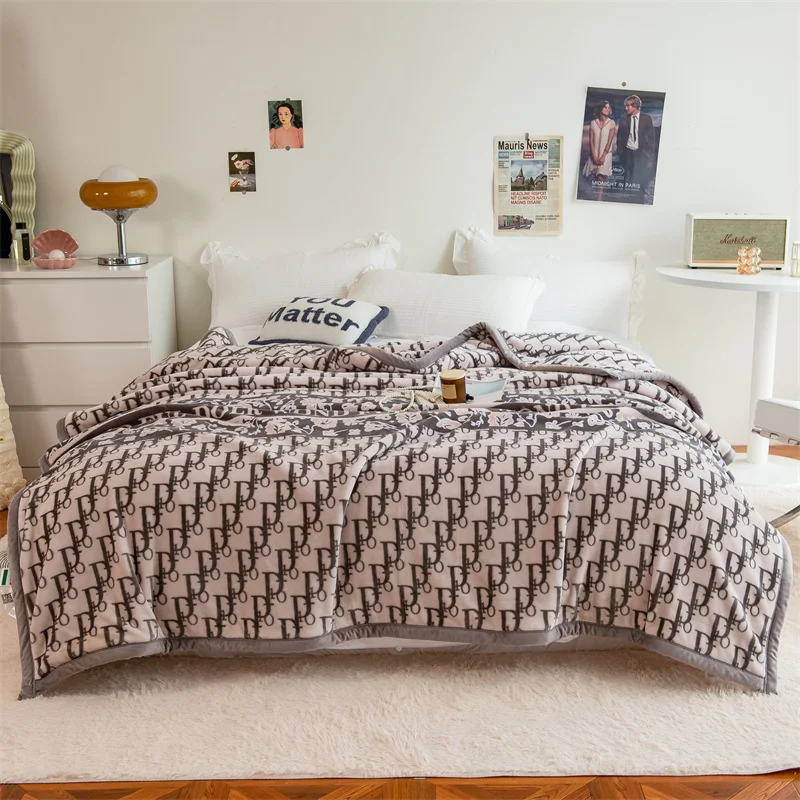 

The new double-layered thickened Raschel Blanket for autumn/winter 2024