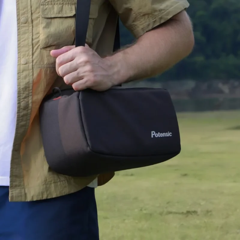 Sac de transport pour drone ATOM 2 RC PTD 1, posé sur une table avec poignée de transport visible.