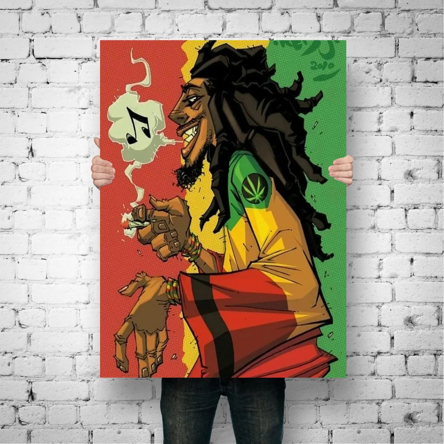 Peinture sur toile Bob Marley en caricature, tenue par une personne debout devant un mur de brique blanc