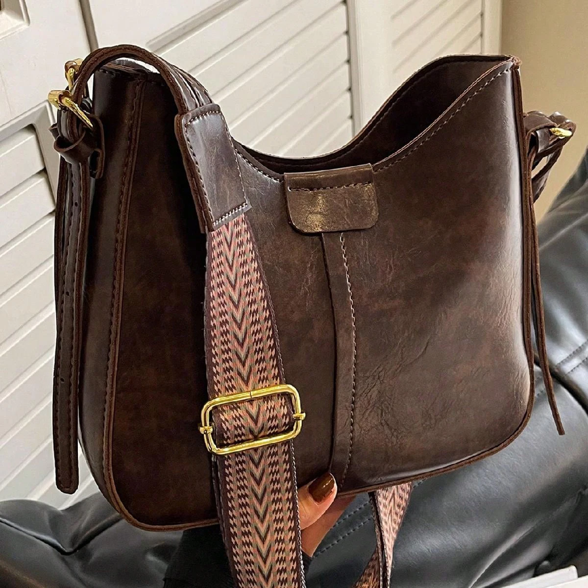 Versatile retro crossbody shoulder bag in solid color with textured design – women’s daily fashion accessory. 1548