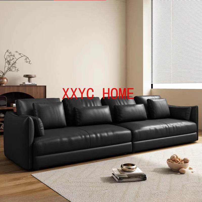 

The living room is a modern and simple small apartment, and the black Italian leather sofa for four people is lined up