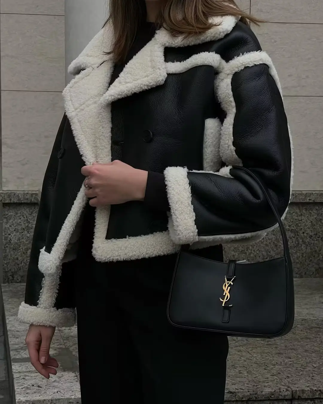 Suéter extragrande y esponjoso con solapa de PU para mujer, ropa de calle de moda con bolsillos de invierno y retazos, abrigo de lujo en contraste, nuevo