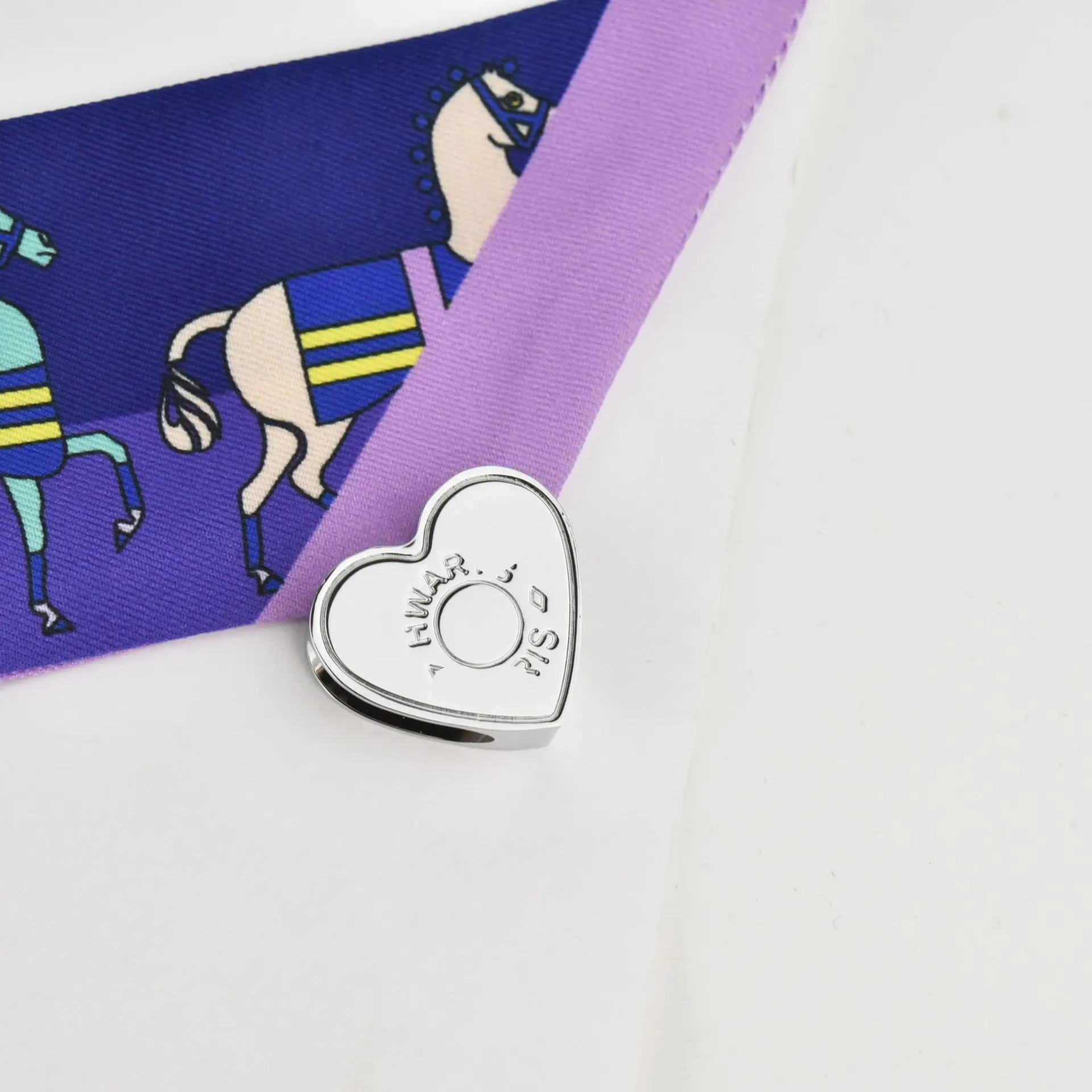 Рисунок 4 - Шарф-кольцо с подвеской