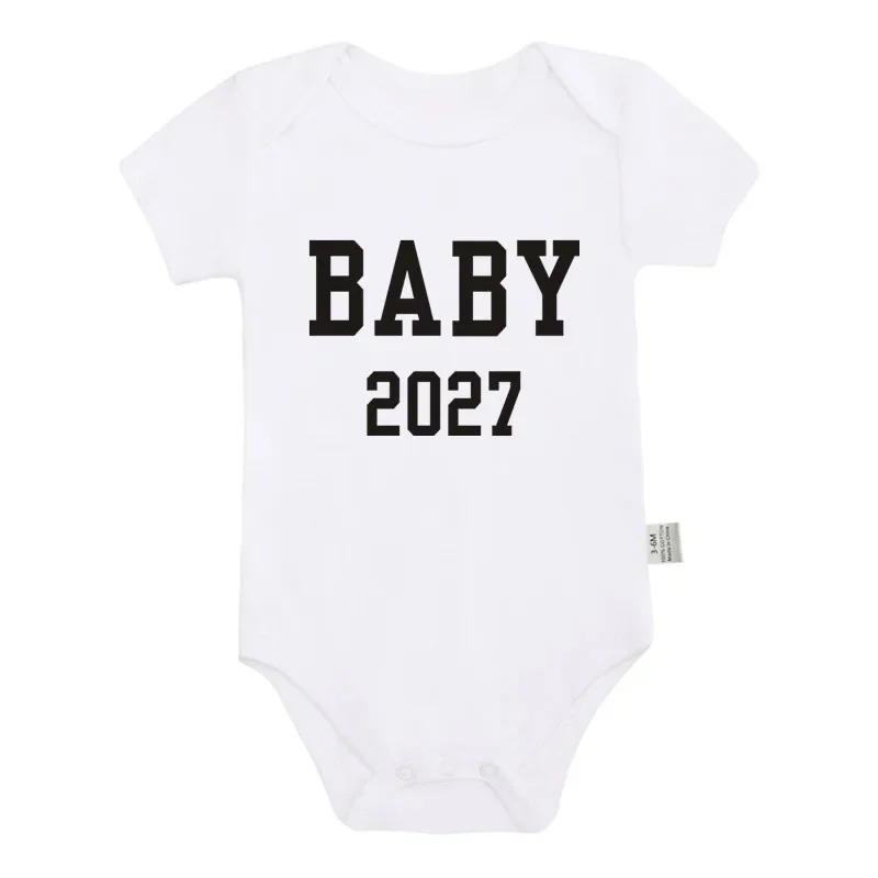 Body Neonato 2027 Minimalista Nero con Scritta, Tutina per Annuncio Nascita, Pubblicazione Gravidanza, Accessorio Fotografico, Pagliaccetto a Maniche Corte per Neonato - immagine 2