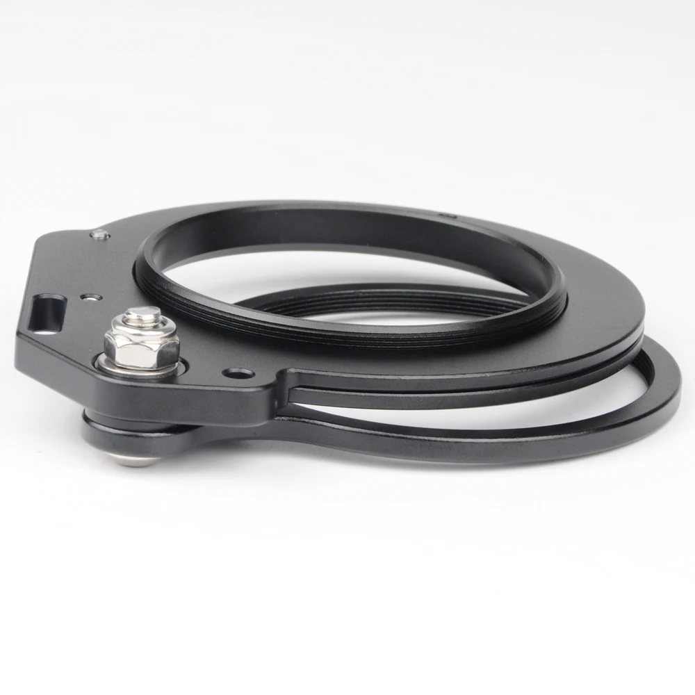 Adaptateur rabattable 67mm pour accessoires sous-marins GoPro, en position repliée sur le boîtier.