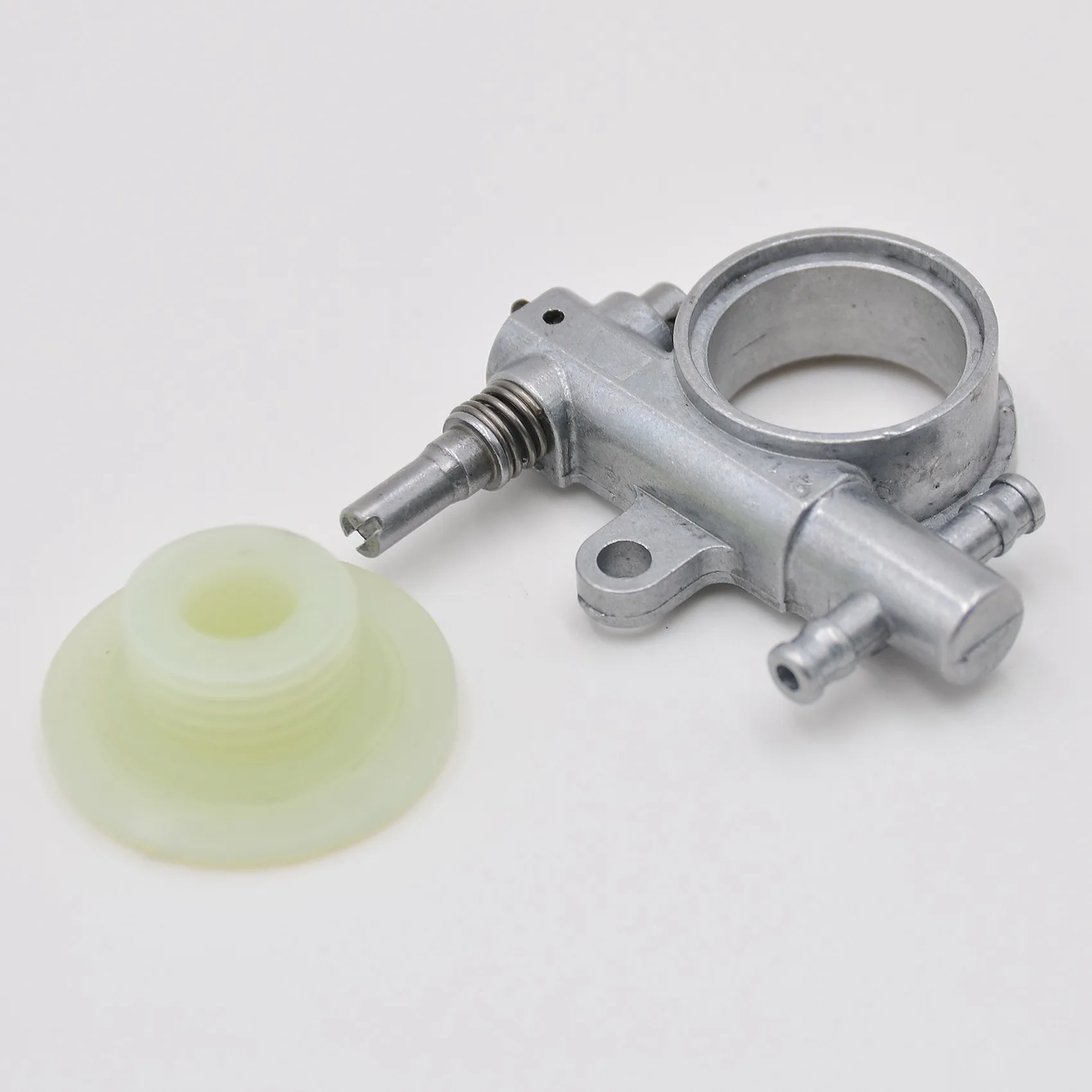 Chainsaw Spare Parts Chainsaw Oil Pump Worm Drive Gear 1Set Fit for 25CC/38CC Chain Saw
